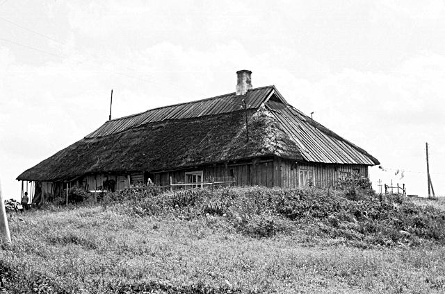 File:Hiiumaa vana kõrtsihoone Puulaidus 1970 [Eesti Rahva Muuseum 2644-7670_www.muis.ee].jpg